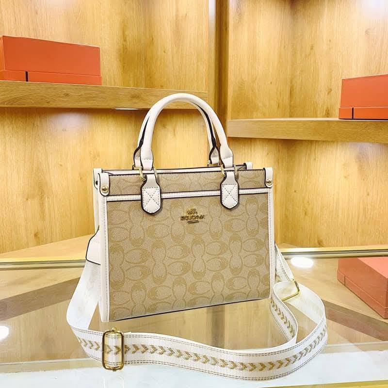 649072258_904564045720458_3116747497385273134_n.jpg Women's Luxury Bag | Trendy Bag For Ladies - Image 1